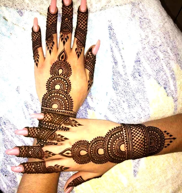 Trendy mehndi for back hand