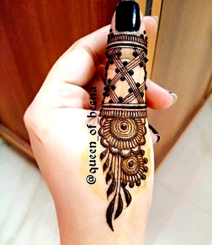 Finger mehndi tattoo