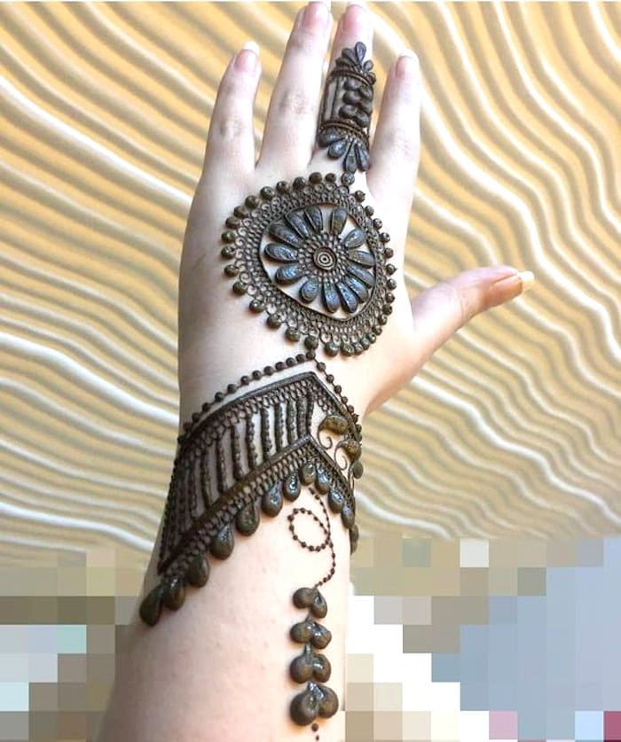 Little heart shaped mehndi design