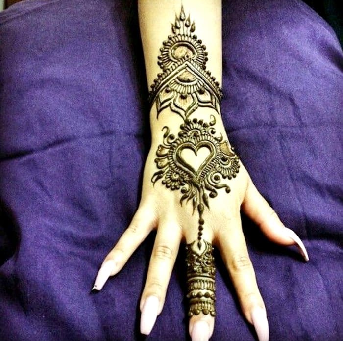 Simple heart shape mehndi pattern