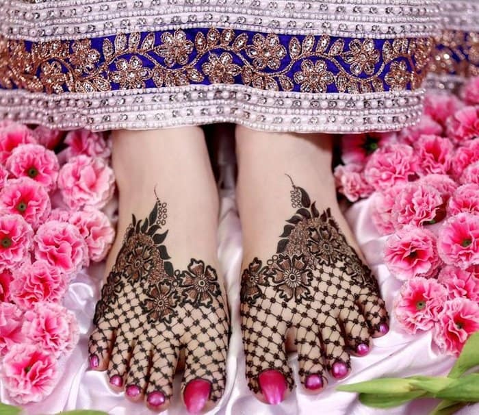 Unique legs mehndi design