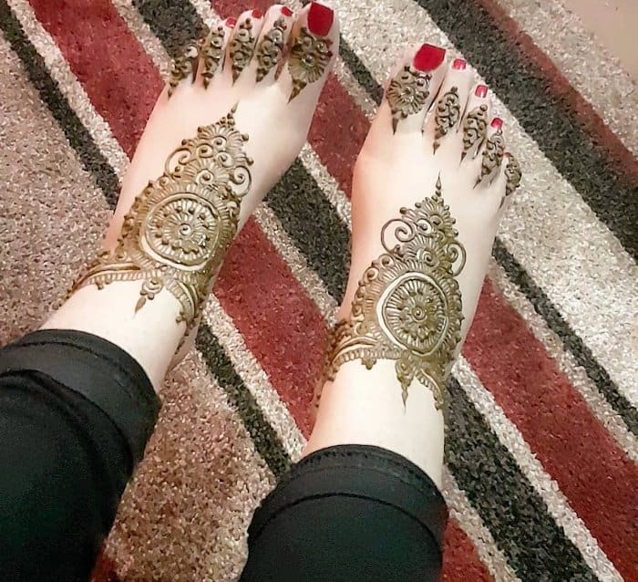 Arabic mehndi art for legs