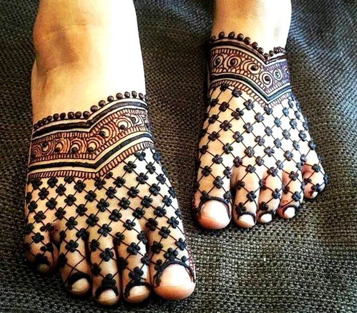 Beautiful checks mehndi design for legs