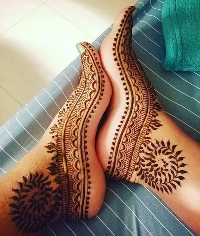 Simple arabic mehndi art for legs