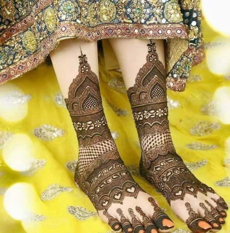 Elaborative mehndi designs for Foot