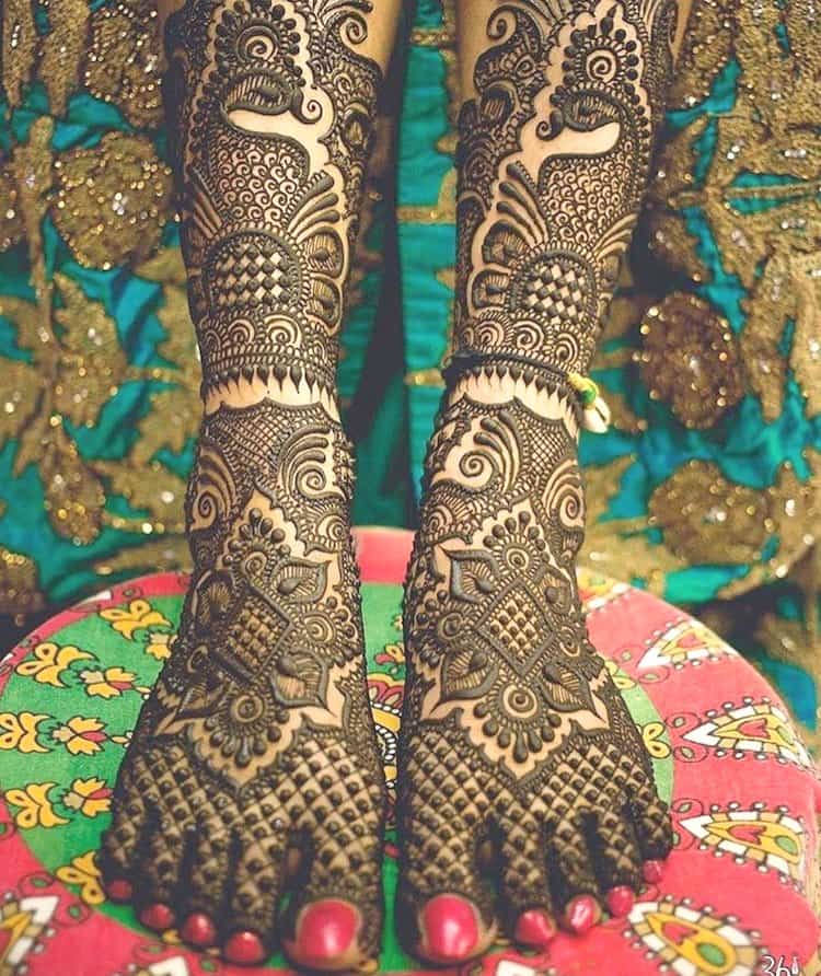 Elaborative mehndi designs for legs