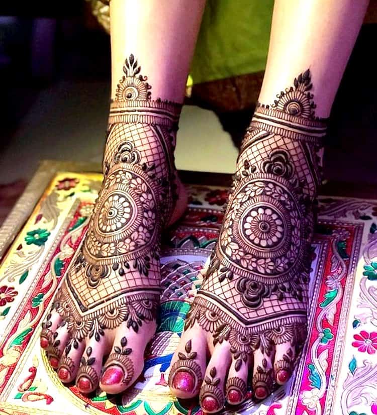 Jaali mehandi designs for legs