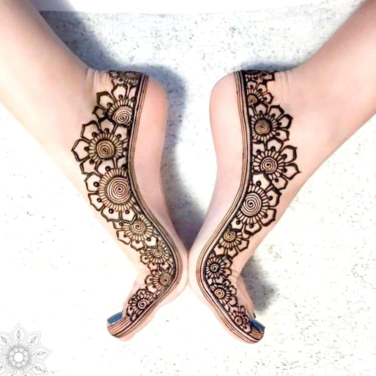 Top 111+ Evergreen And Simple Mehndi Designs For Legs & Foot