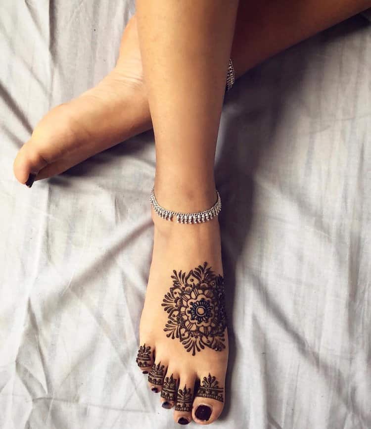 30 Latest Simple Leg And Foot Mehndi Designs For Brides 2019