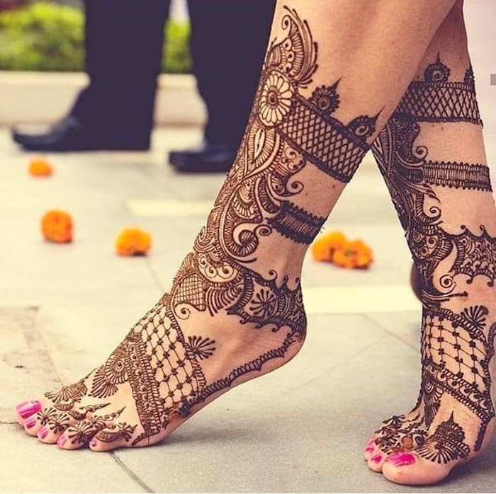 See this checkered mehndi design for brides.