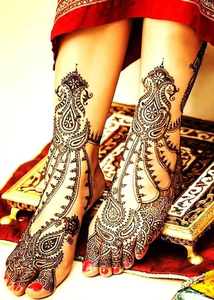 Check out the jewellery design mehndi tattoo for legs.