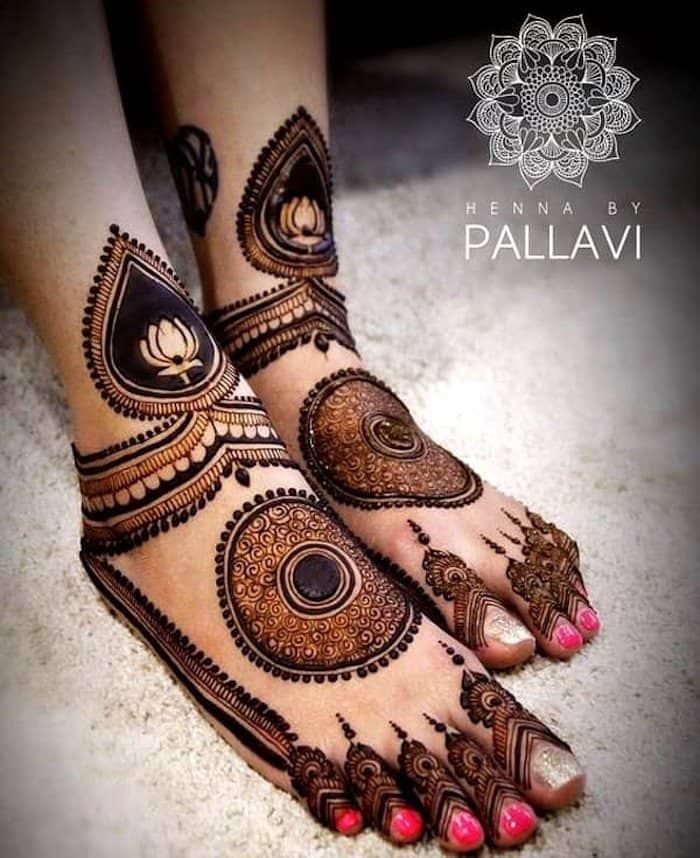 Simple Border bridal mehndi design is for those who want minimal patterns on their feet.