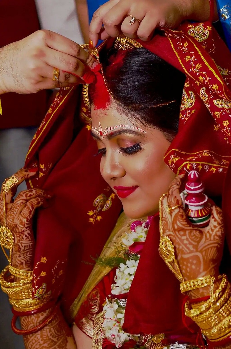 19 Sindoor look ideas  saree hairstyles bridal makeup wedding hair styles