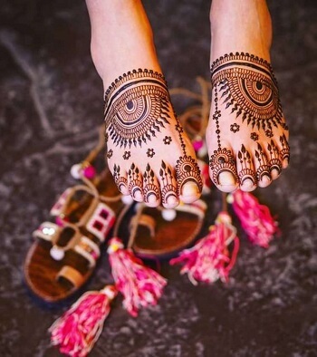 Evergreen Mehndi Designs For Legs - You Can’t Take Your Eyes Off