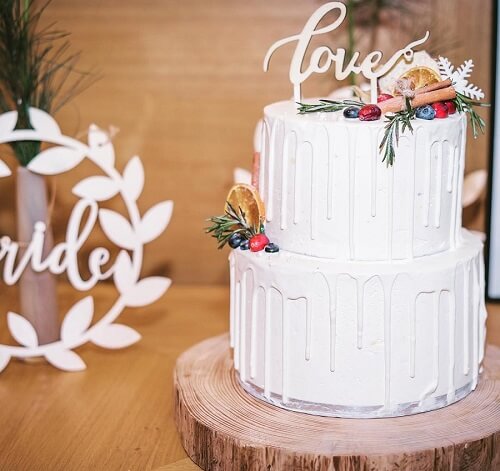 7 Wedding Cakes That Are Perfect For A Winter Fairytale Wedding