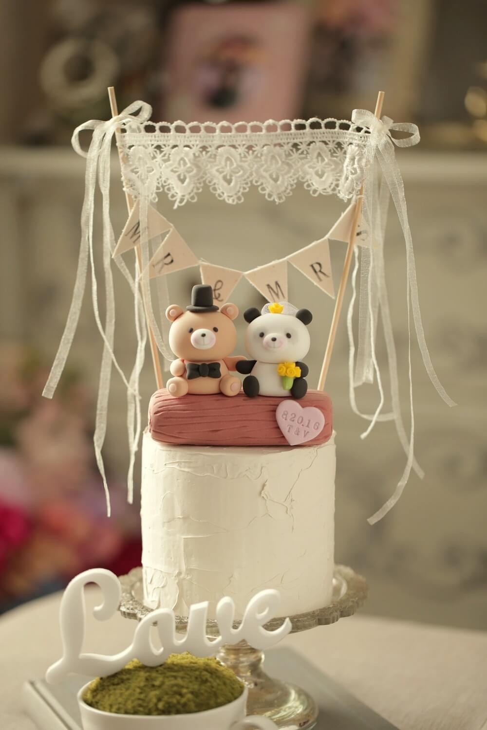 Some Amazing Wedding Cake Toppers That’ll Be A Great Addition To Your D-Day Cake