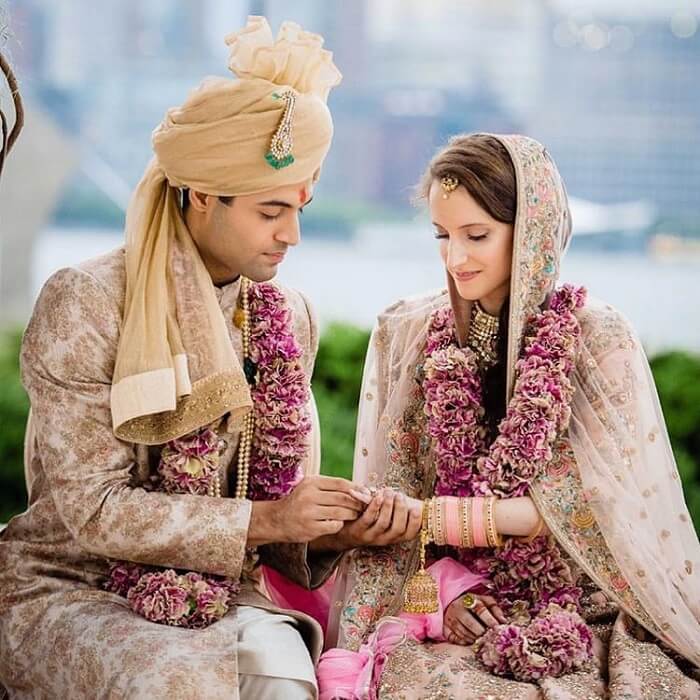 40+ Best Jaimala Designs for Indian Weddings! | Indian wedding, Bridal  outfits, Flower garland wedding