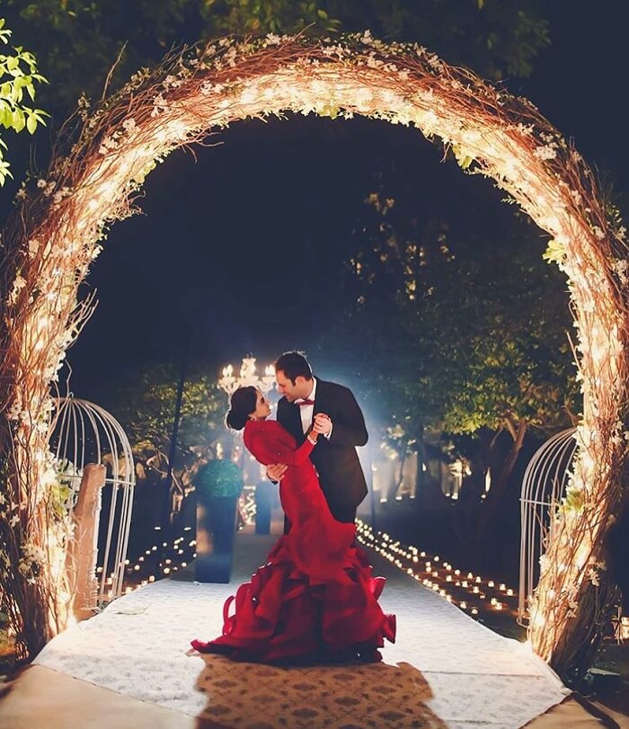 31 Essential Wedding Photo Poses for Couples to Try