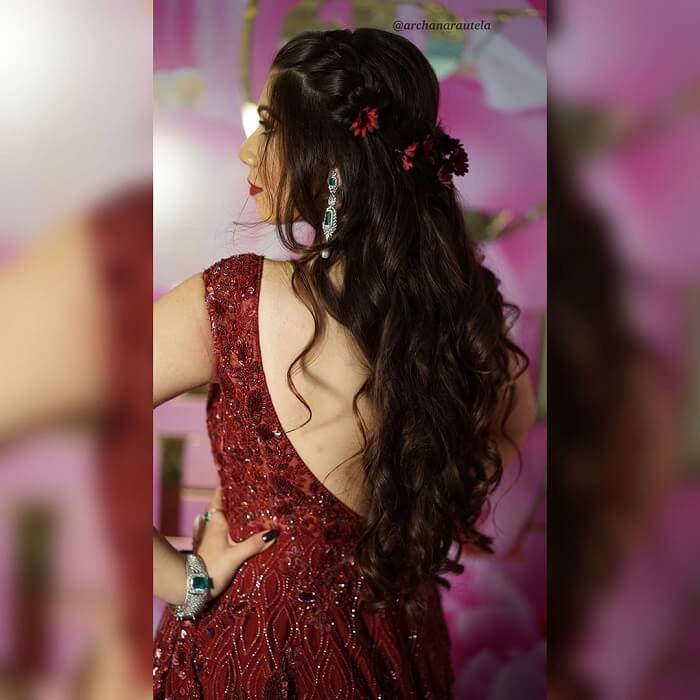 Engagement Hairstyles For Indian Brides Don T Miss These All Bridal buns, open hair, curls and even braids the mehndi hairstyles hairstyles for gowns half updo hairstyles bride hairstyles trendy hairstyles. engagement hairstyles for indian brides