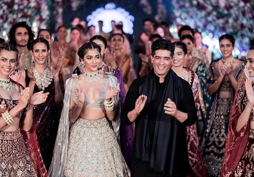 Throwback To Manish Malhotra 2019 Collections With Stunning Bollywood Celebrities As Show Stopper