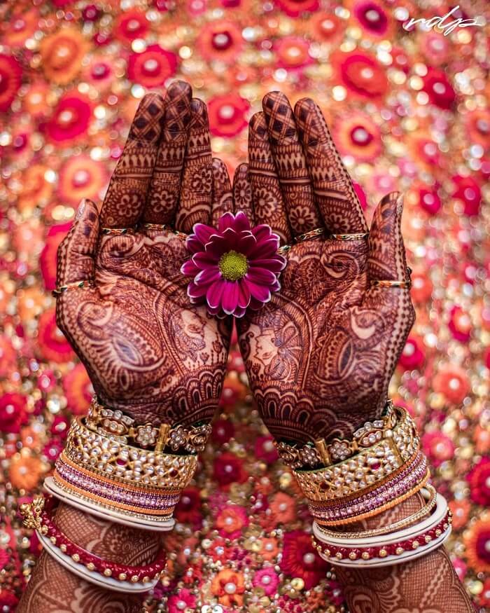 Trending Mehendi Poses to Try For Future Brides!