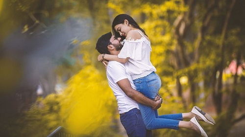 30+ Couple Poses to Make Your Pre-Wedding Photoshoot Ma...
