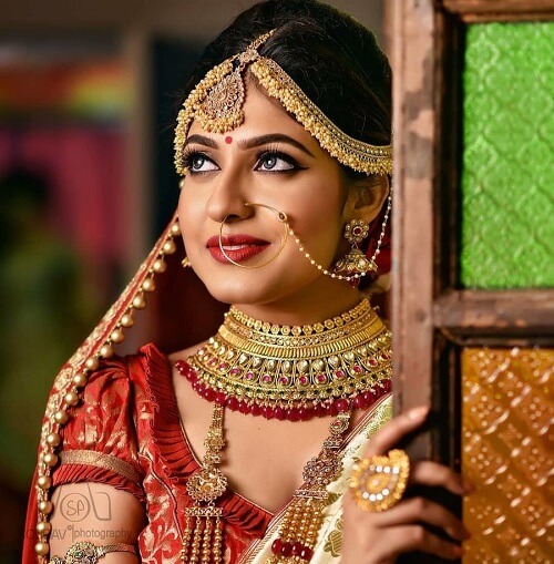 #7 Swoon-Worthy Bridal Poses For Millennial Brides Of 2...