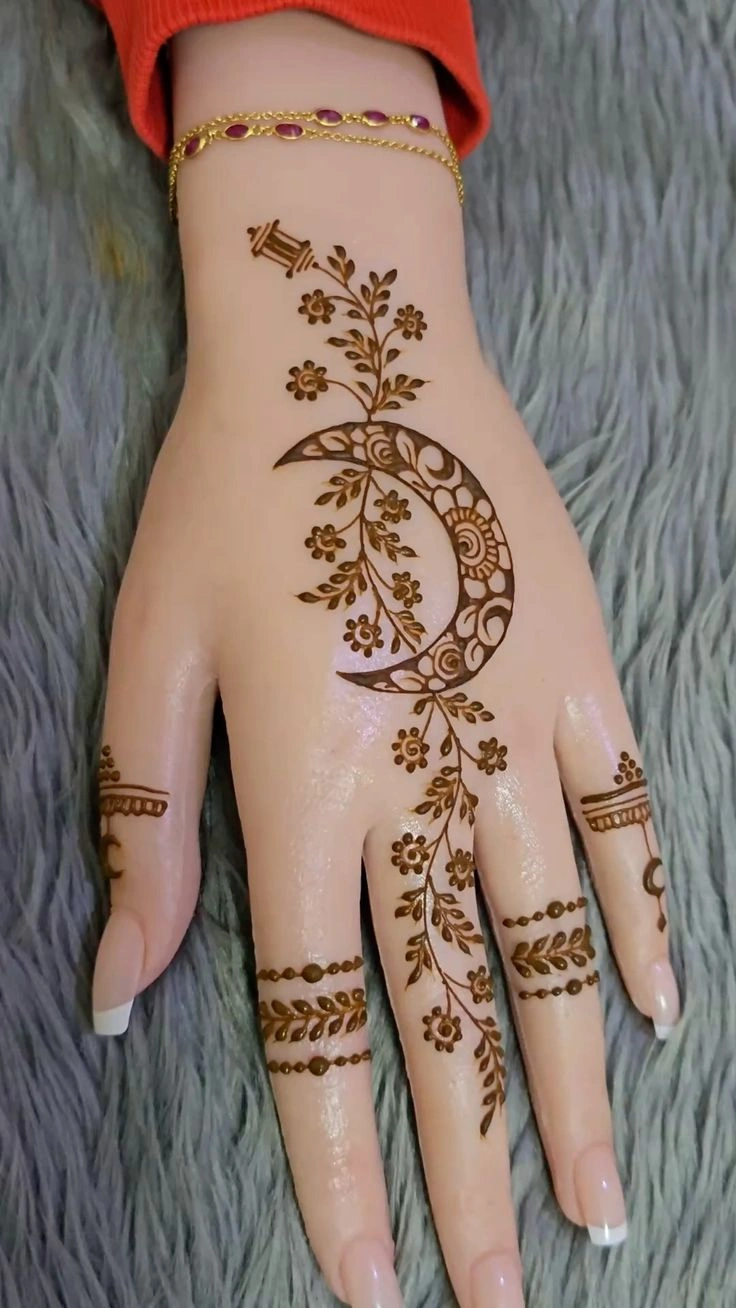 Simple Arabic Moon Mehndi Design