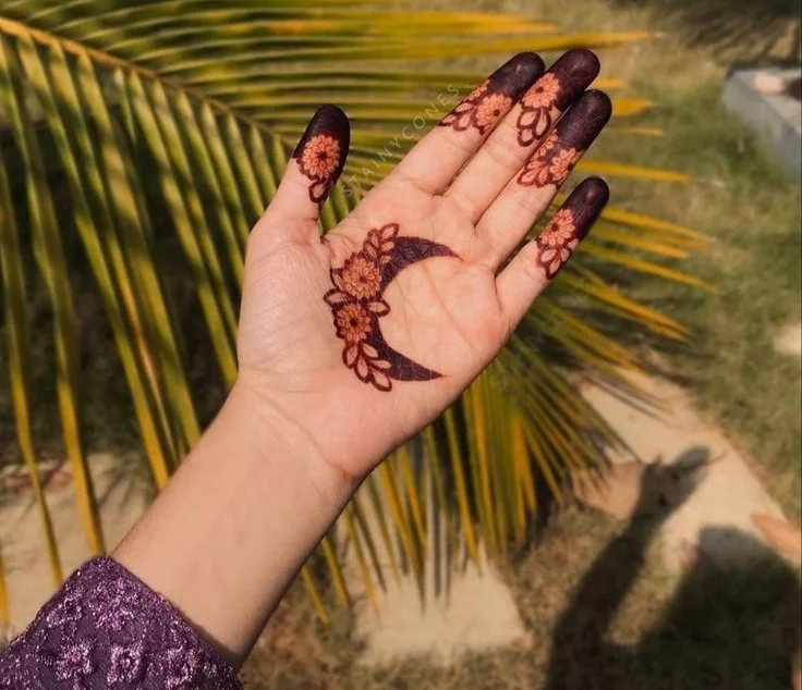Trending and Simple Moon Mehndi Design